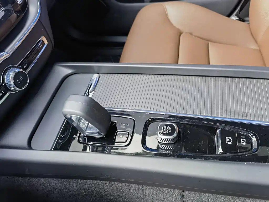Volvo XC60 2024 — фото 12