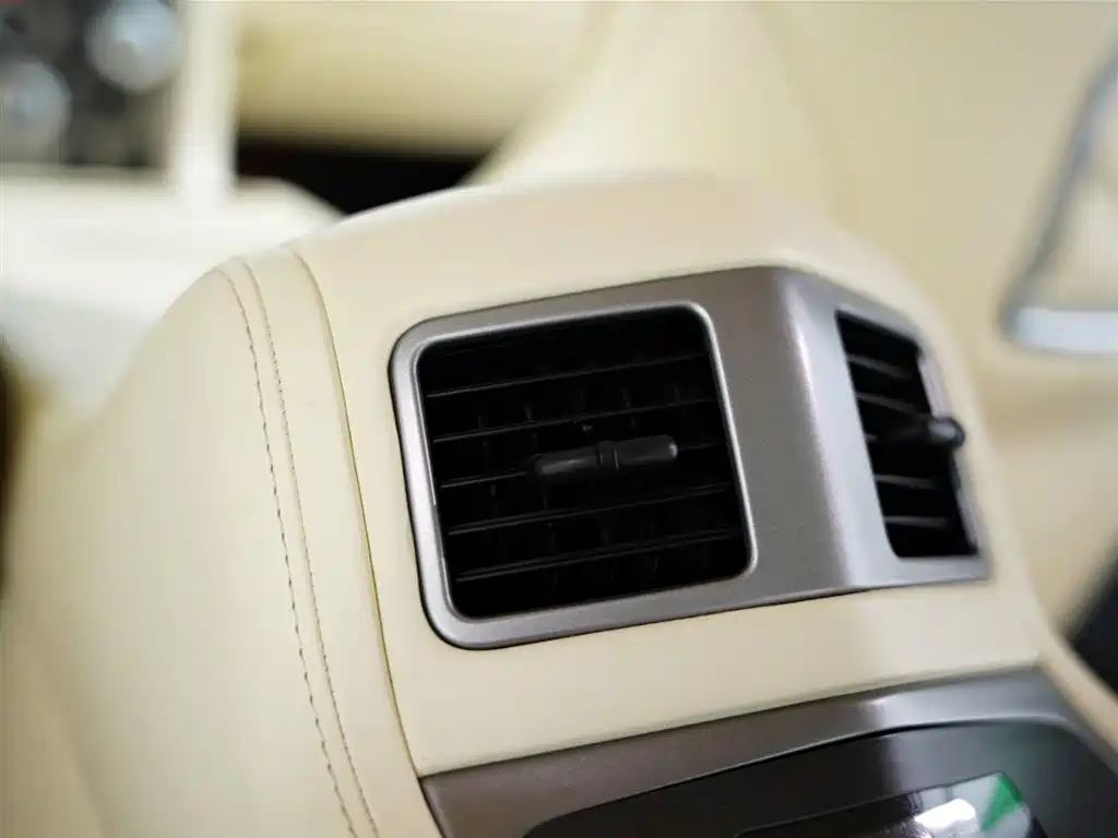 Aston Martin Rapide 2011 — фото 40
