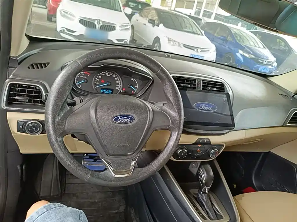 Ford Escort 2017 — фото 10