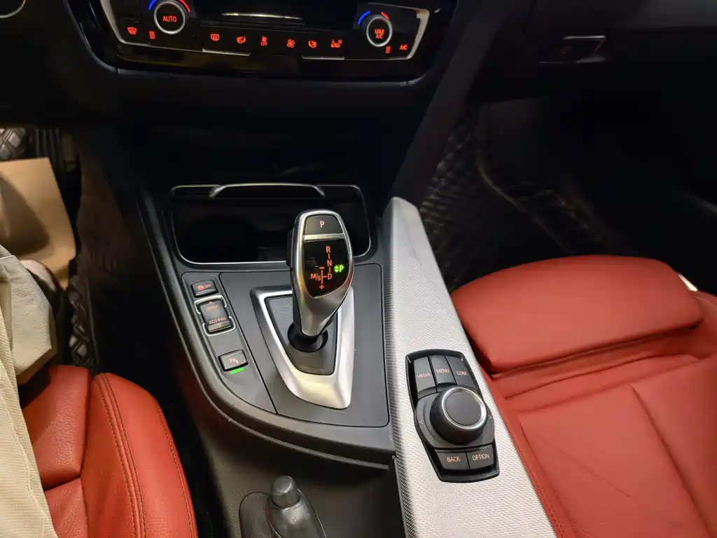 BMW 3 Series 2018 — фото 12