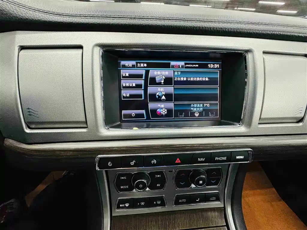 Jaguar XF 2014 — фото 21