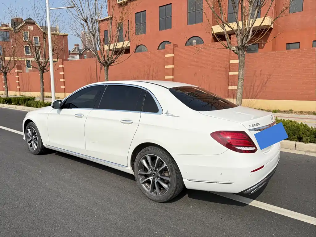 Mercedes-Benz E-Class 2020 — фото 11