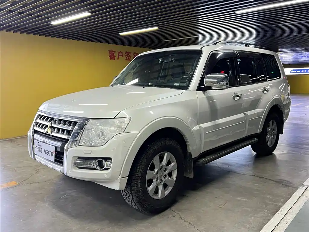 Mitsubishi Pajero 2015