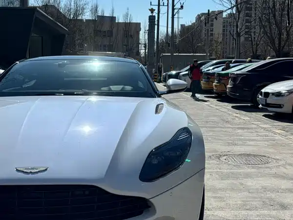 Aston Martin DB11 2019