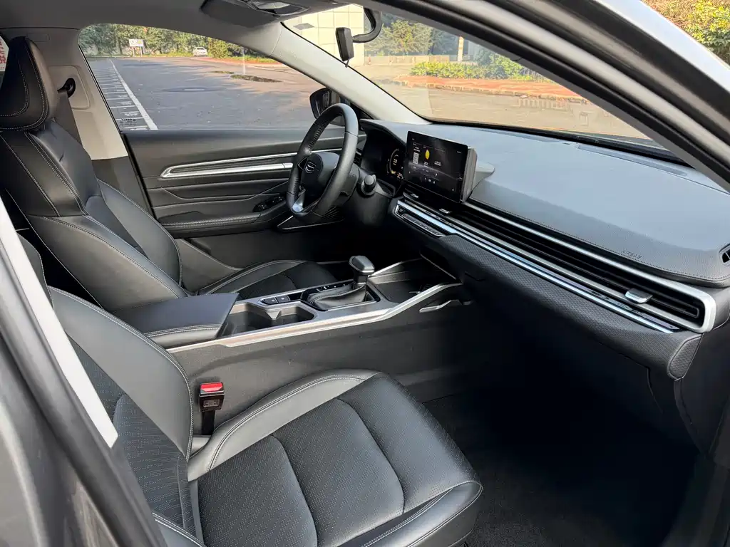Geely Emgrand 2023
