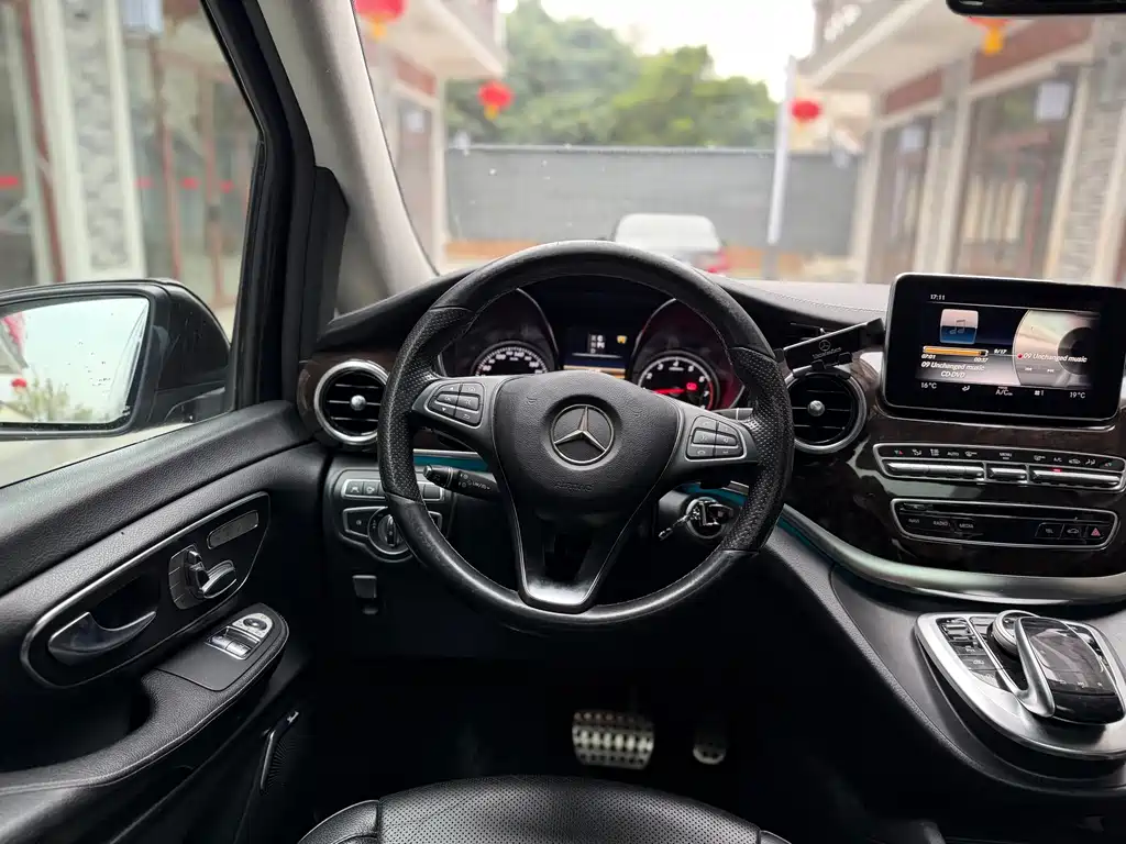 Mercedes-Benz V-Class 2018 — фото 14