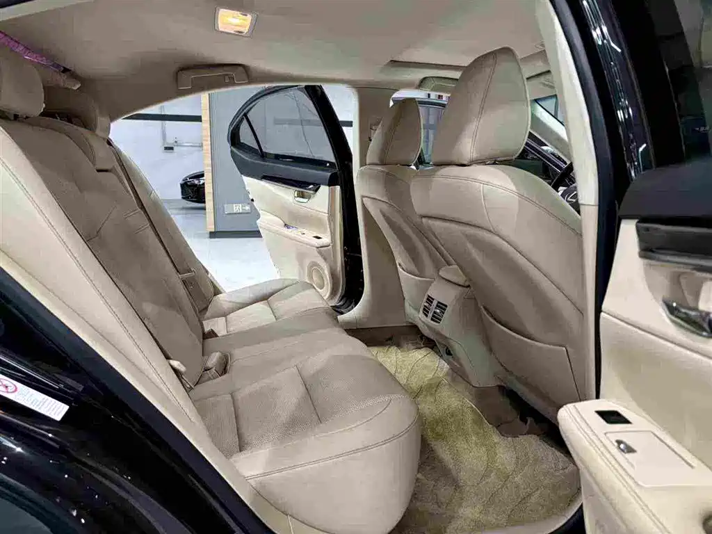 Lexus ES 2015 — фото 16