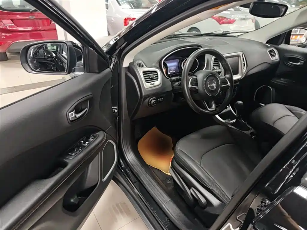 Jeep Compass 2017 — фото 16