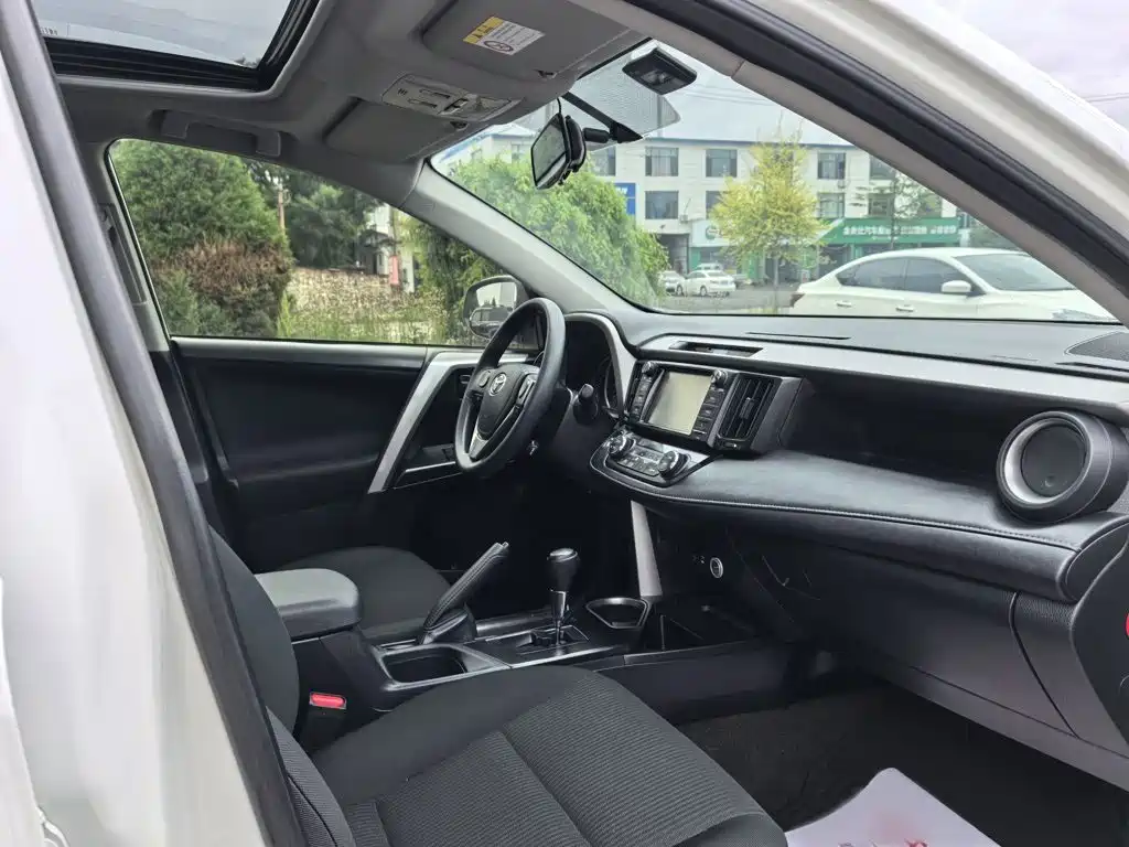 Toyota RAV4 2017 — фото 16