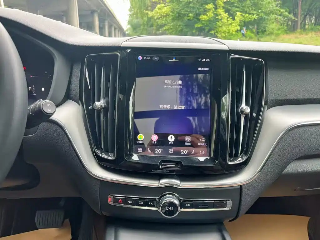 Volvo XC60 2023 — фото 16