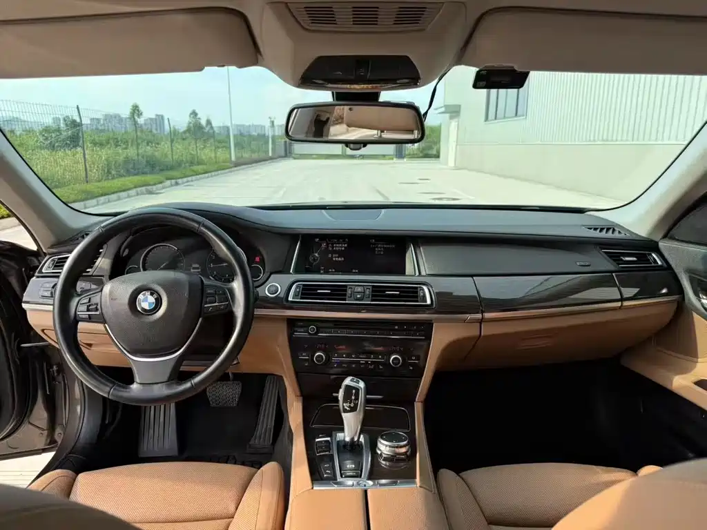 BMW 7 Series 2016 — фото 8