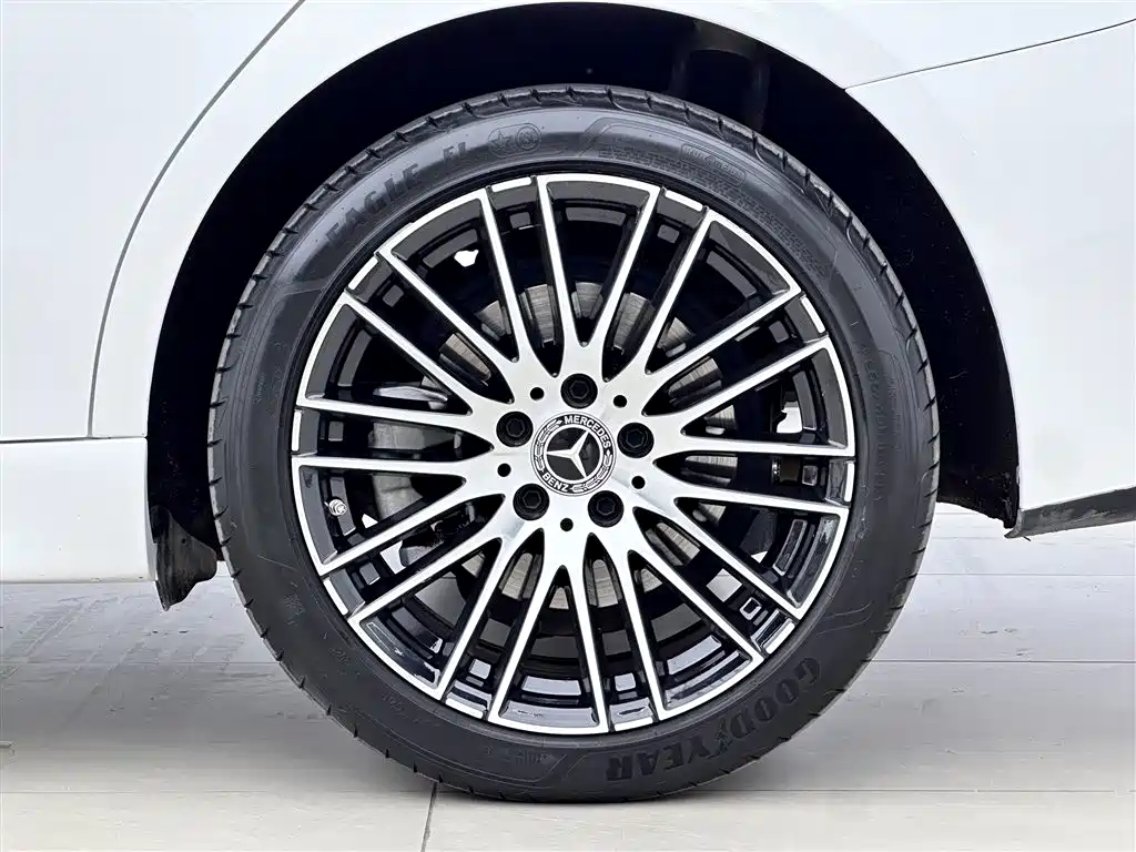 Mercedes-Benz C-Class 2023 — фото 17