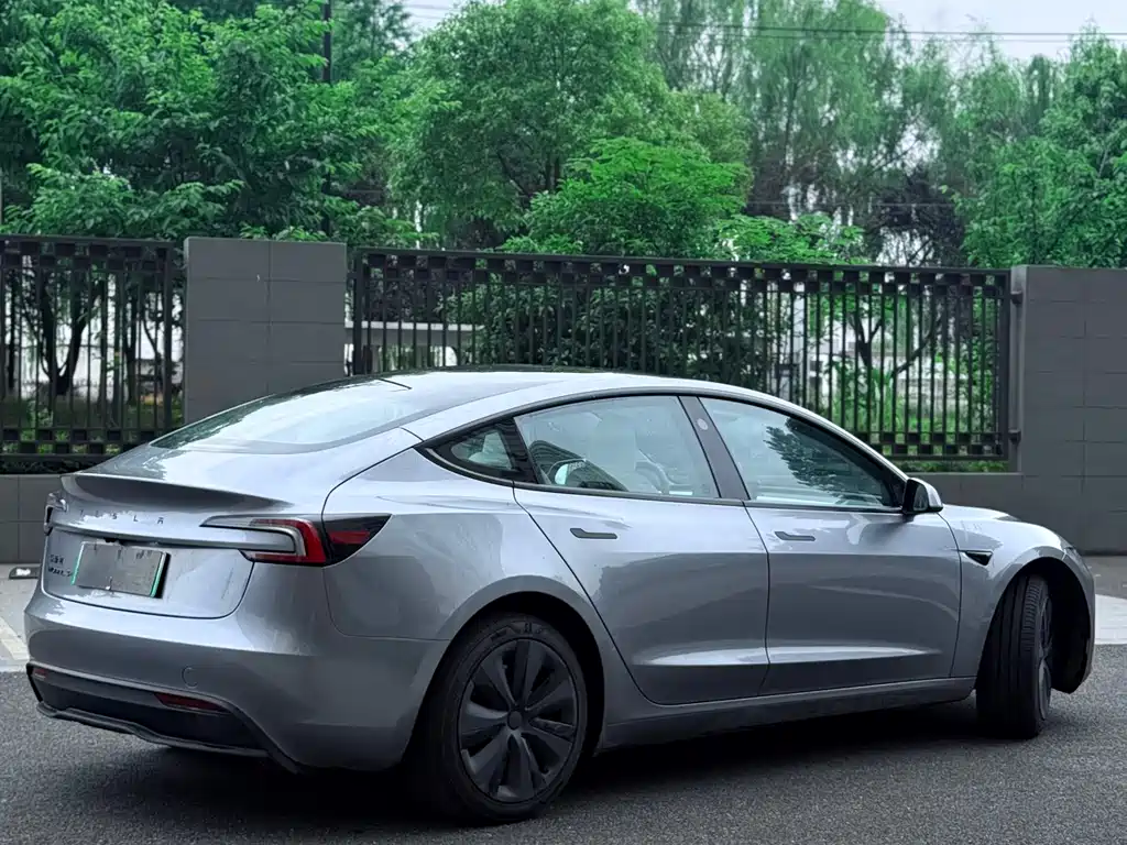 Tesla Model 3 2025 — фото 10