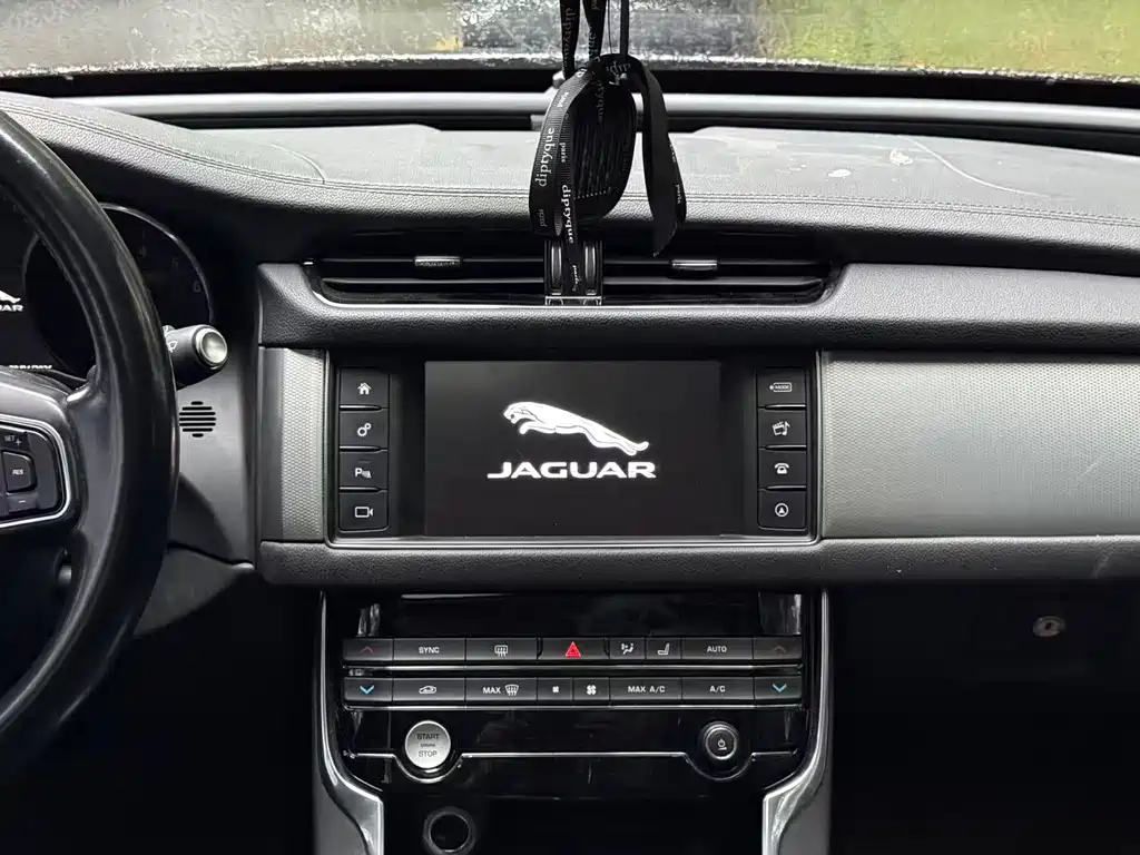 Jaguar XF 2016 — фото 21
