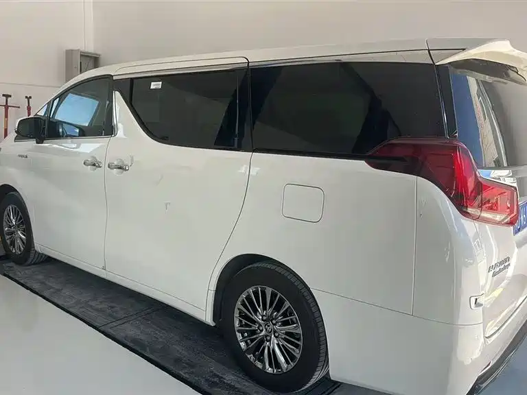 Toyota Alphard 2022 — фото 3