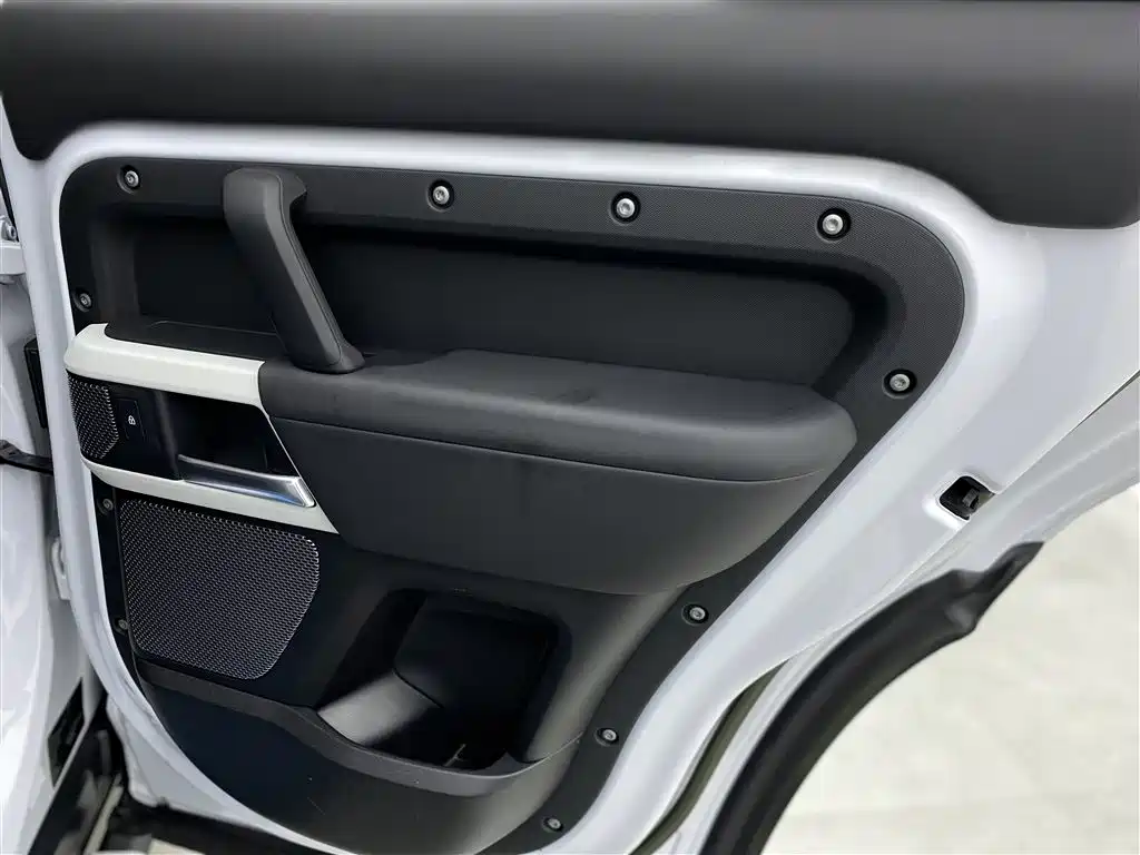 Land Rover Defender 2023 — фото 21