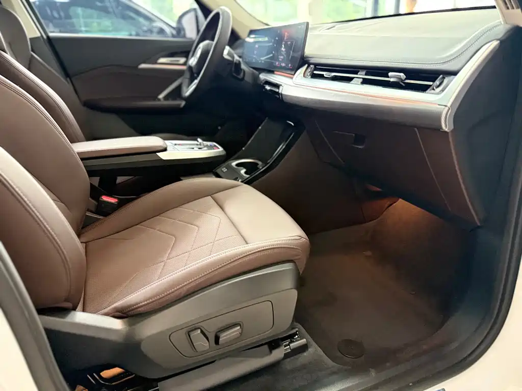 BMW iX1 2025 — фото 13