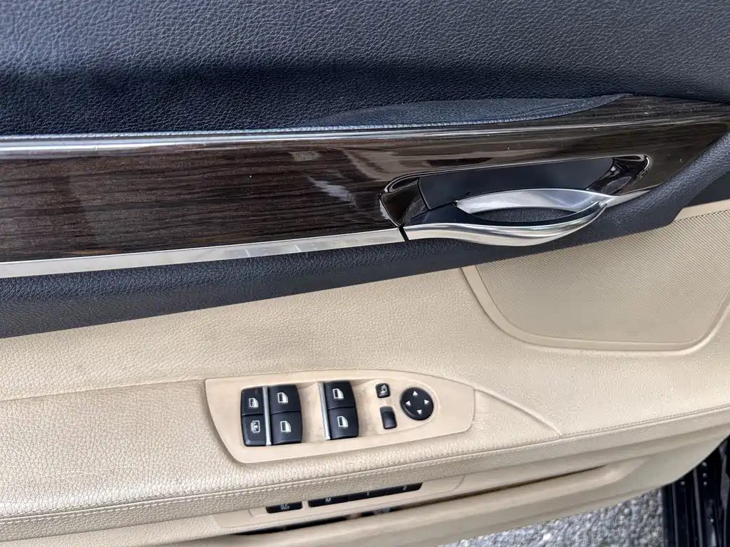 BMW 7 Series 2010 — фото 13