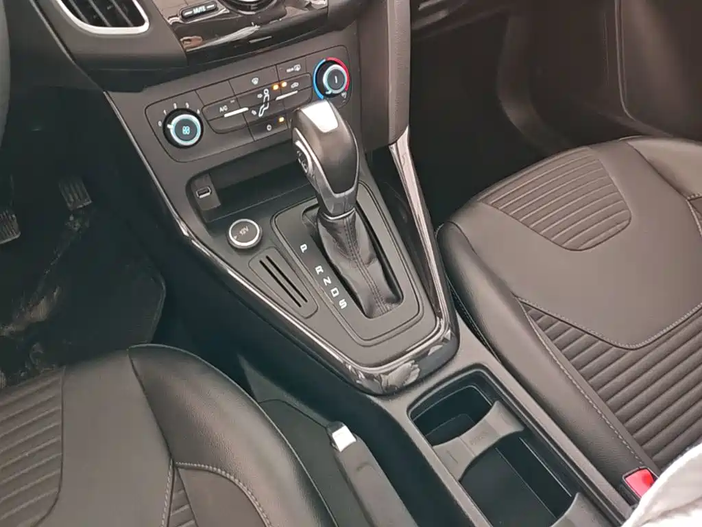 Ford Focus 2018 — фото 14