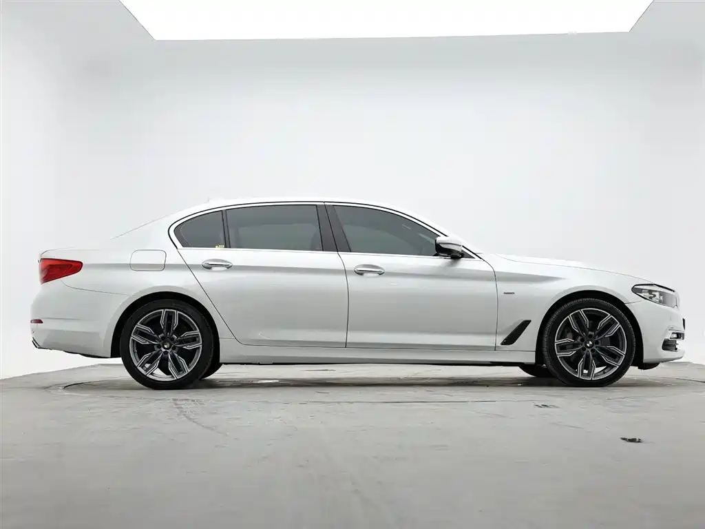 BMW 5 Series 2017 — фото 5