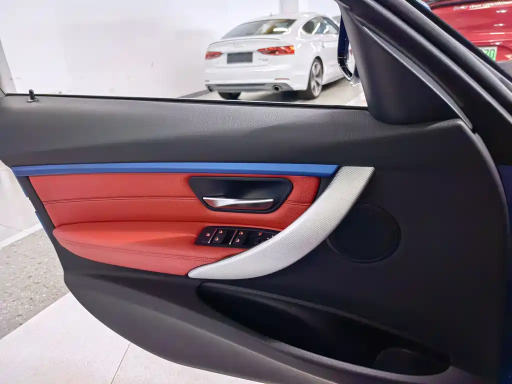 BMW 3 Series 2018 — фото 13