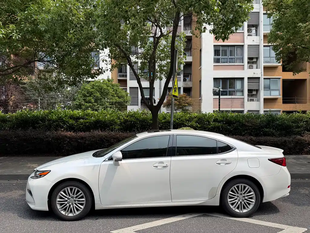 Lexus ES 2016