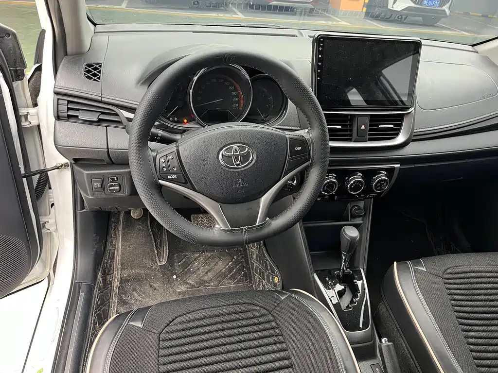 Toyota Yaris L 2022 — фото 7