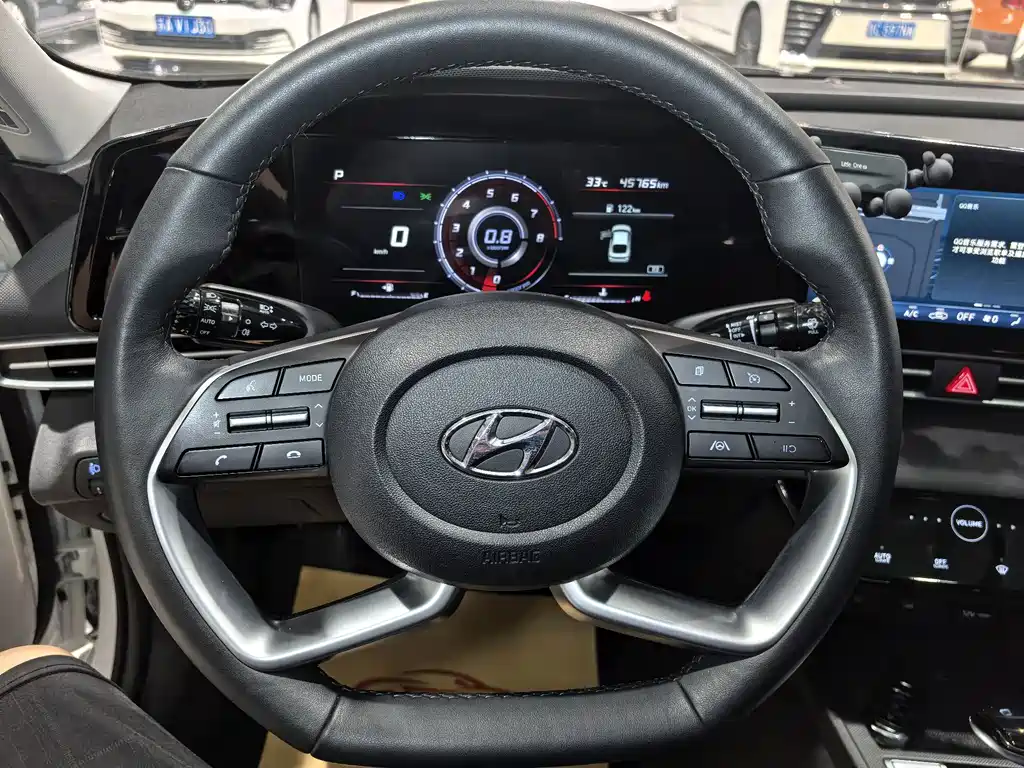 Hyundai Elantra 2023 — фото 11