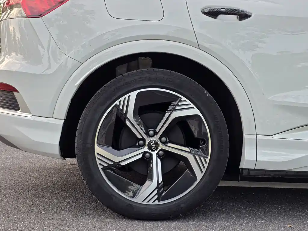 Audi Q4 e-tron 2023 — фото 22