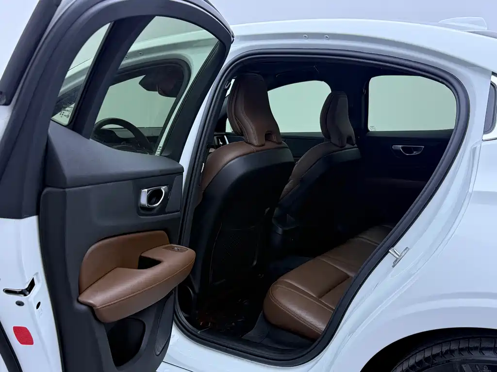 Volvo S60 2023 — фото 13