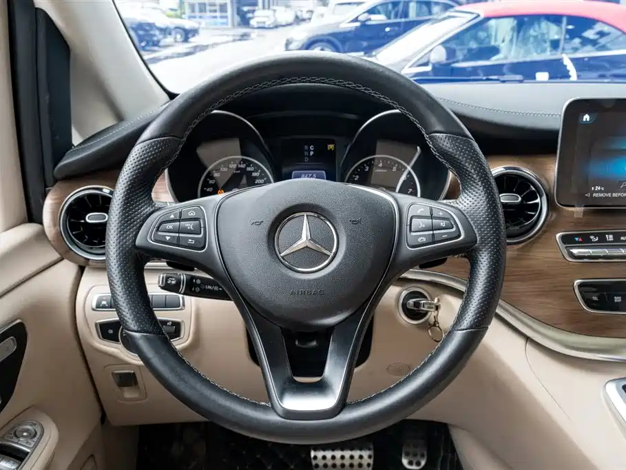 Mercedes-Benz V-Class 2023 — фото 12