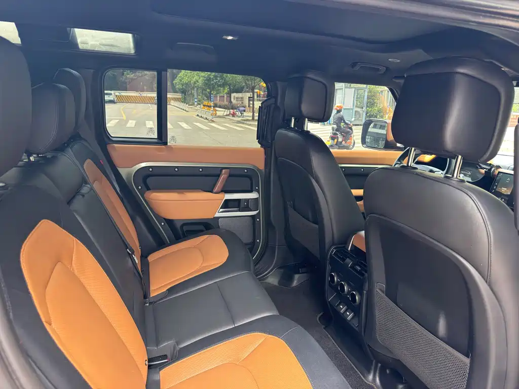 Land Rover Defender 2023 — фото 10