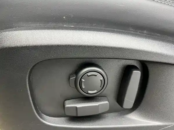 Land Rover Defender 2023