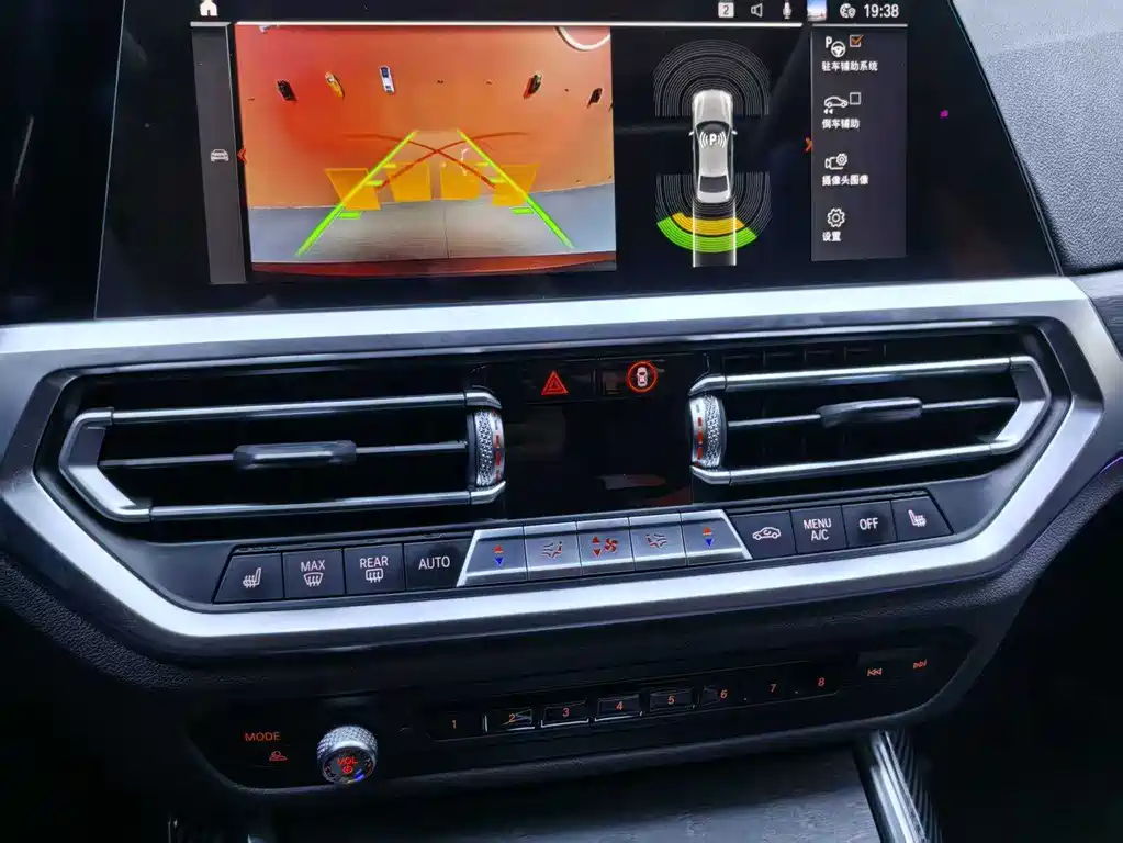 BMW 3 Series 2019 — фото 25