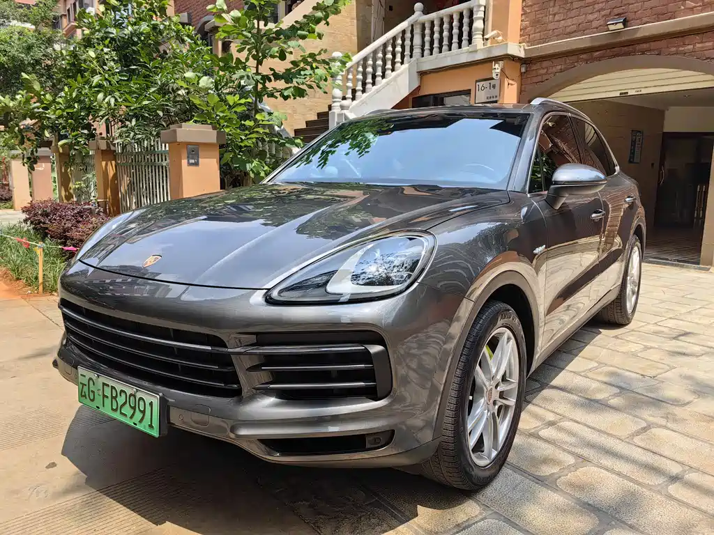 Porsche Cayenne Hybrid 2021 — фото 1