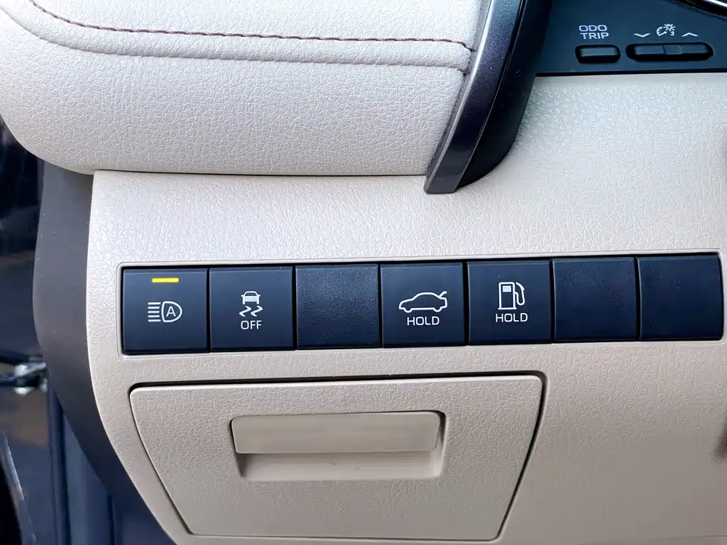 Toyota Camry 2020 — фото 19