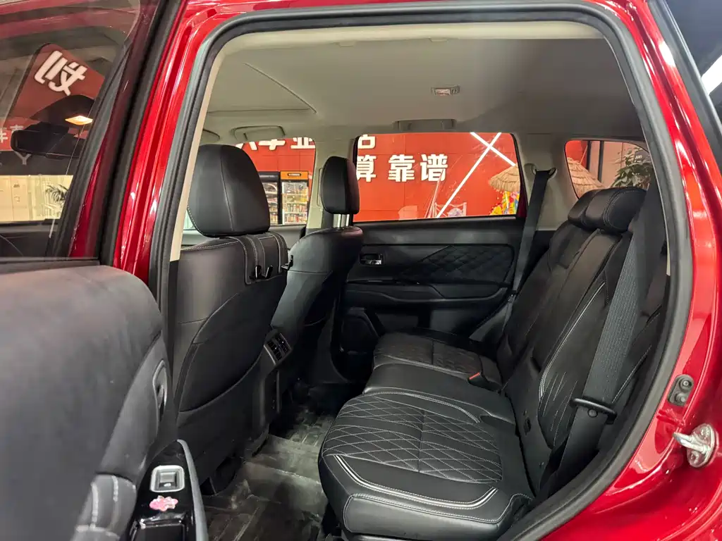 Mitsubishi Outlander 2020 — фото 13
