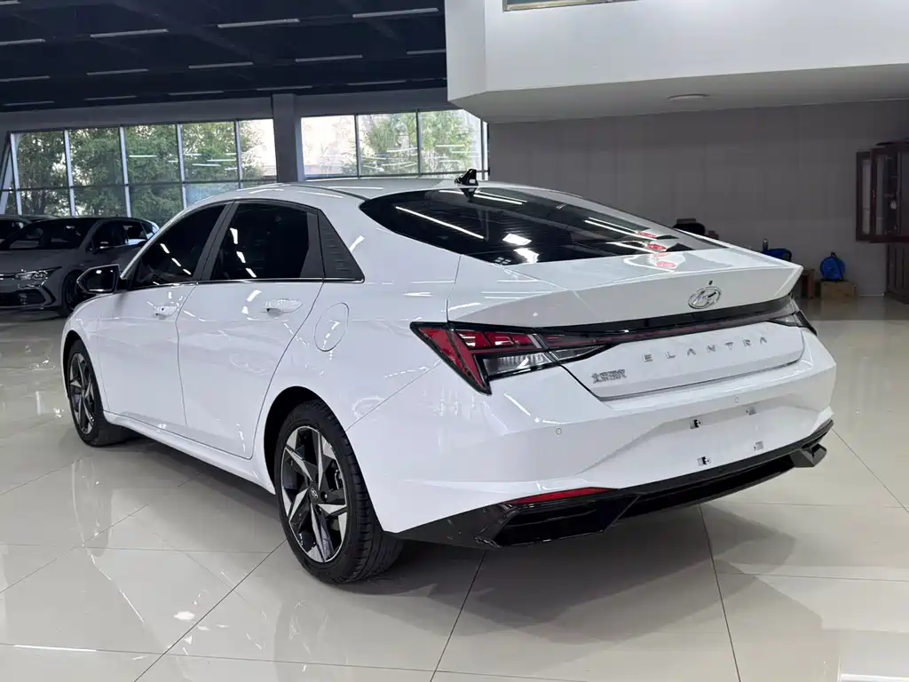 Hyundai Elantra 2022 — фото 4