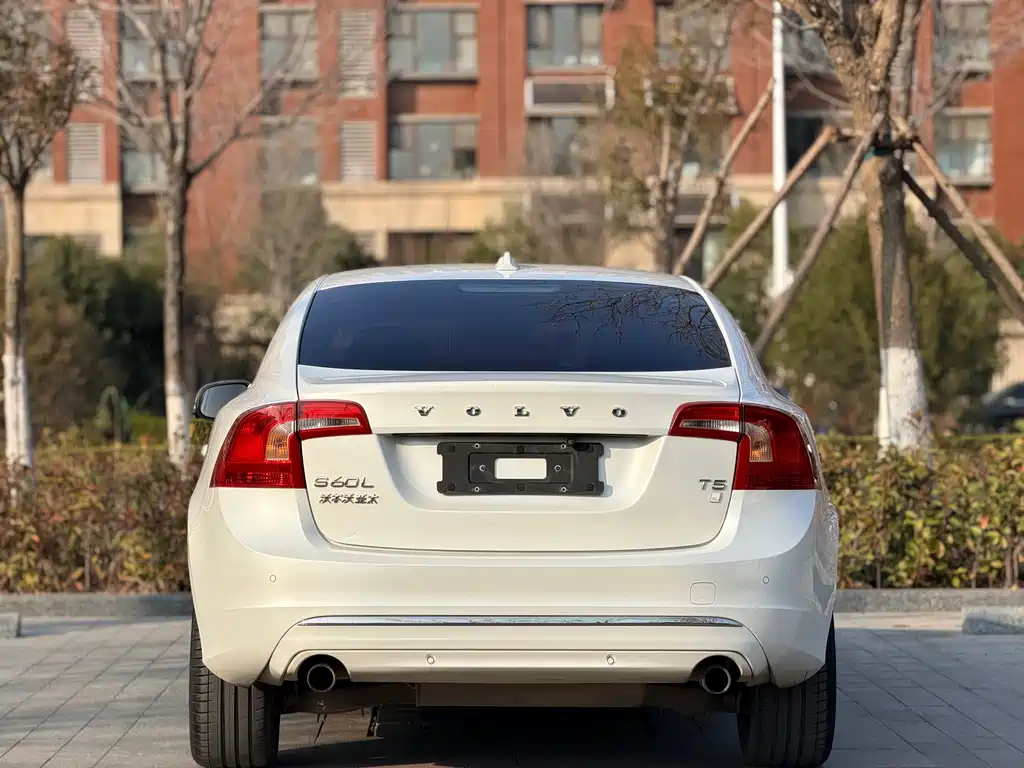 Volvo S60 2019 — фото 12