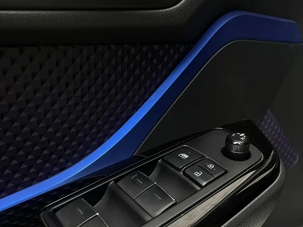 Toyota C-HR 2018 — фото 19