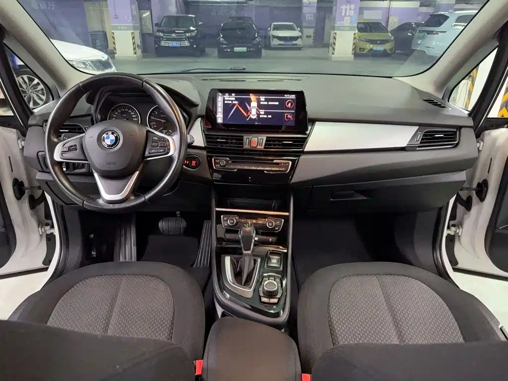 BMW 2 Series Wagon 2017 — фото 7
