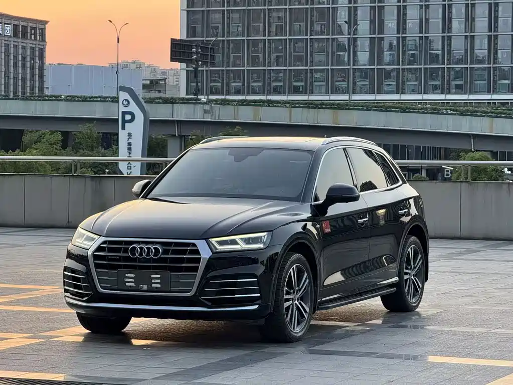 Audi Q5L 2020 — фото 1