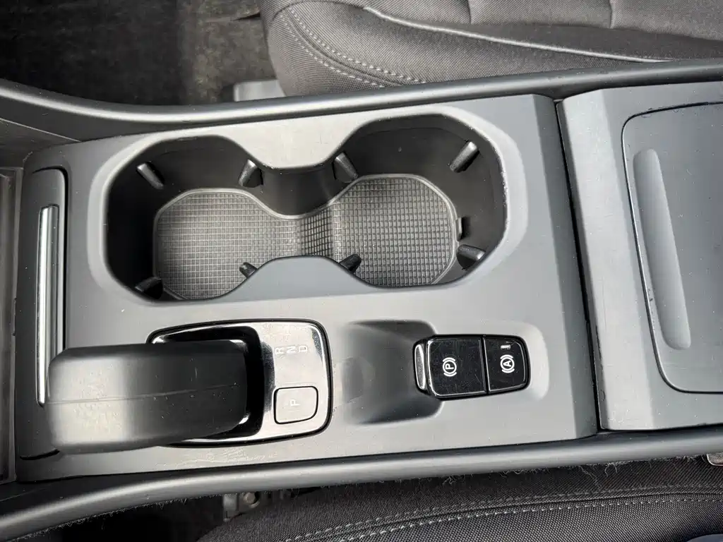 Volvo XC40 2022 — фото 18