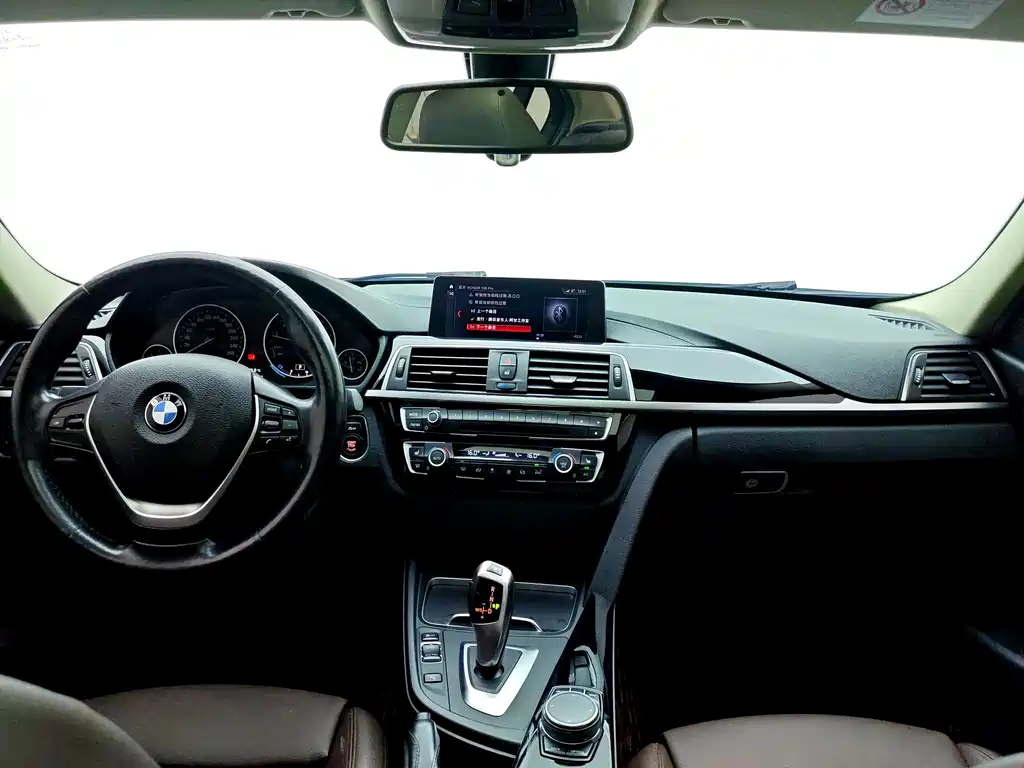 BMW 3 Series 2018 — фото 9
