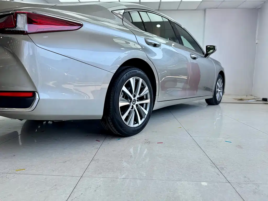 Lexus ES 2021 — фото 22