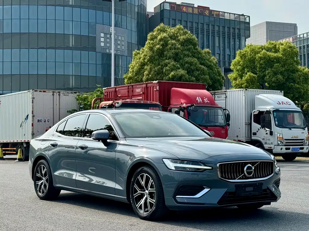 Volvo S60 2024 — фото 3