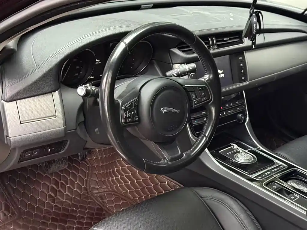 Jaguar XF 2016 — фото 12