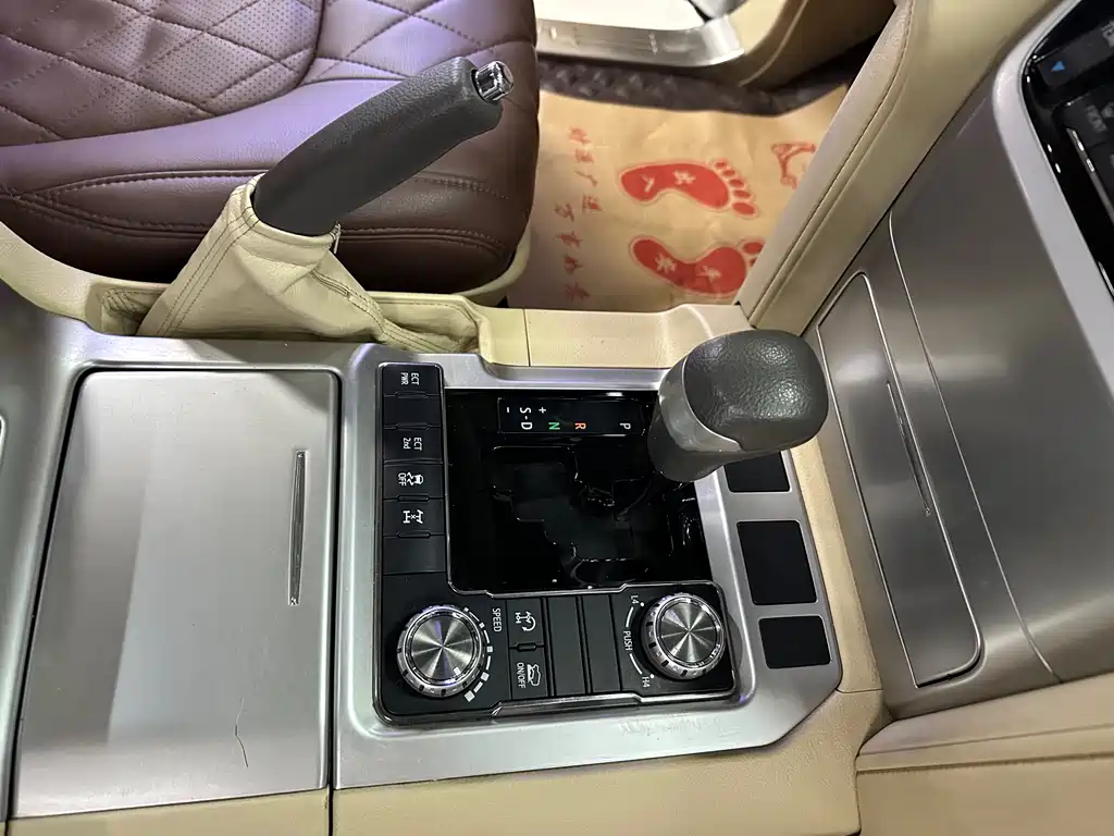 Toyota Land Cruiser 2018 — фото 10