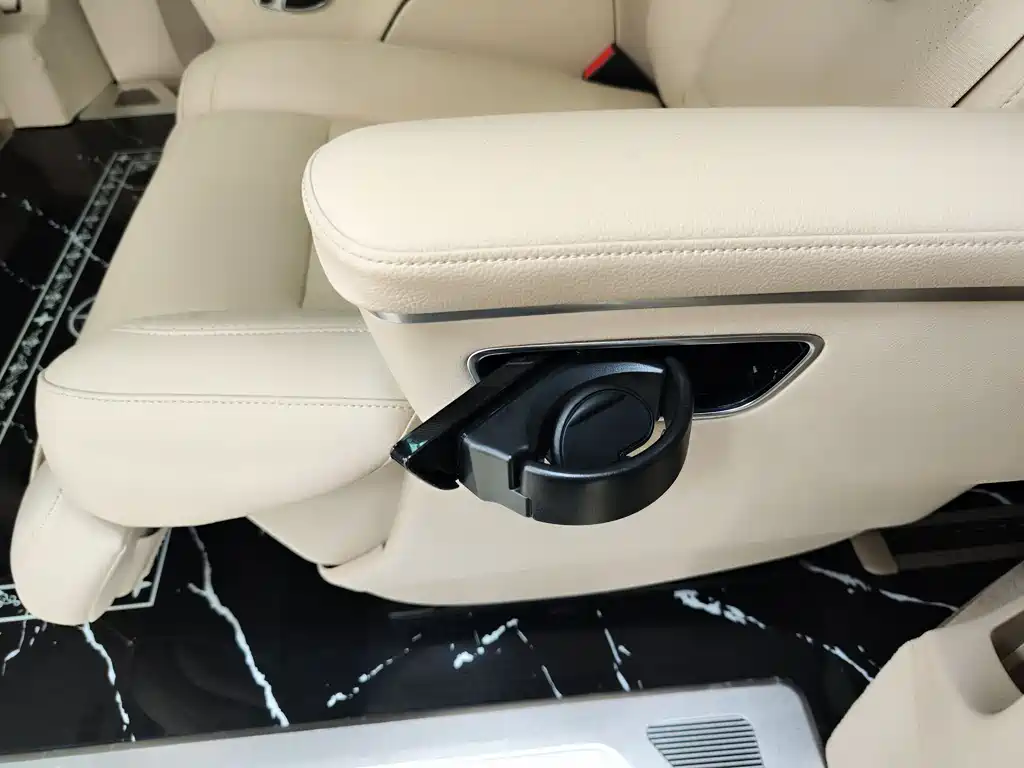 Mercedes-Benz V-Class 2023 — фото 27