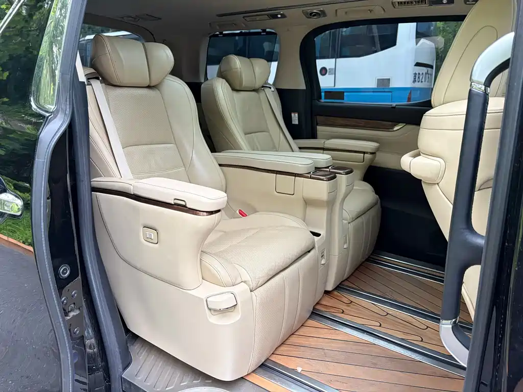 Toyota Alphard 2018 — фото 15